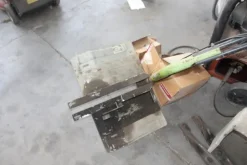 17#5817 Trattorino tosaerba John Deere e attrezzi per giardinaggio