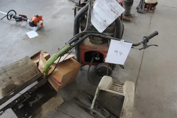 17#5817 Trattorino tosaerba John Deere e attrezzi per giardinaggio