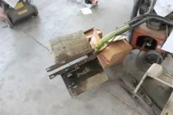 17#5817 Trattorino tosaerba John Deere e attrezzi per giardinaggio