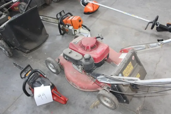 17#5817 Trattorino tosaerba John Deere e attrezzi per giardinaggio