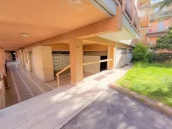 #14667 Tre negozi in complesso condominiale
