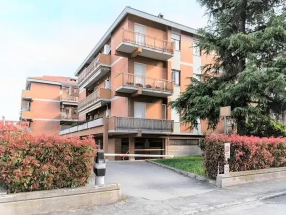 #14667 Tre negozi in complesso condominiale