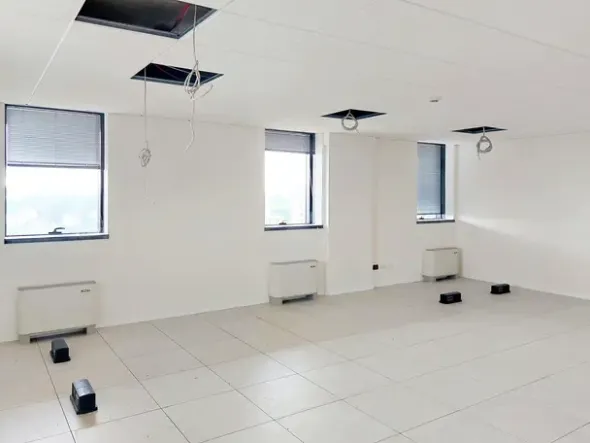 #22278 Tre uffici e tredici posti auto