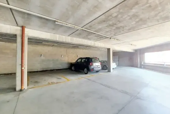 #24216 Ufficio al piano nono e sei posti auto