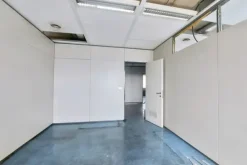 #24216 Ufficio al piano nono e sei posti auto