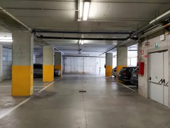 #18773 Ufficio al piano secondo con sei posti auto