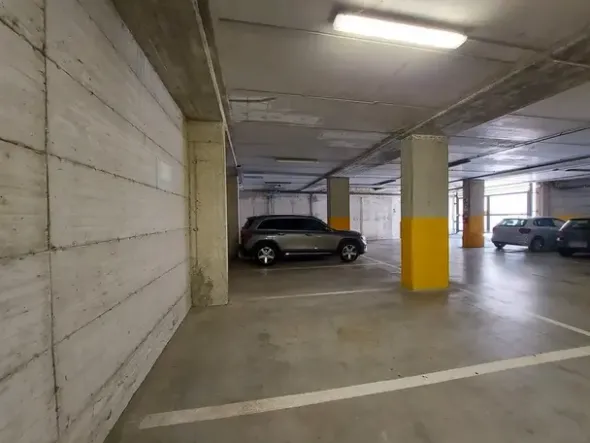 #18773 Ufficio al piano secondo con sei posti auto