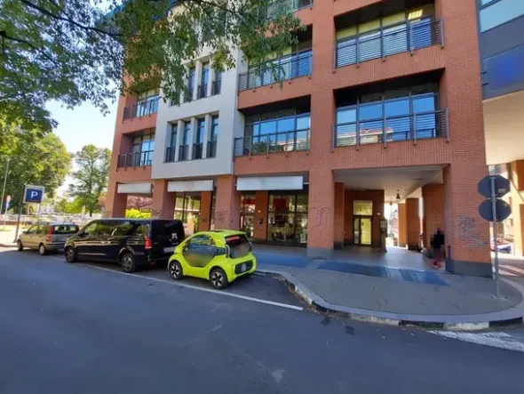 #18773 Ufficio al piano secondo con sei posti auto