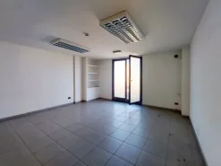 #18773 Ufficio al piano secondo con sei posti auto