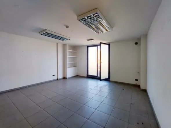 #18773 Ufficio al piano secondo con sei posti auto