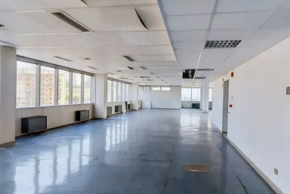 #24214 Ufficio al piano settimo e sei posti auto