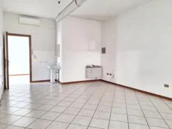 #23907 Ufficio al piano terra con cantina in complesso condominiale