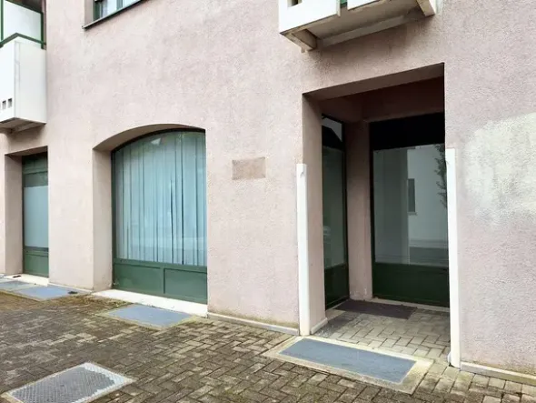 #23907 Ufficio al piano terra con cantina in complesso condominiale