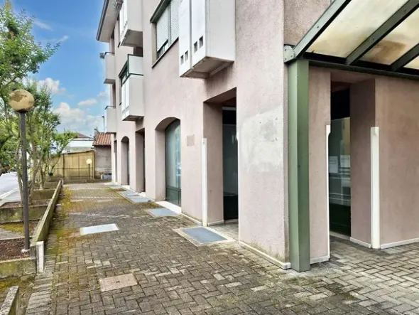 #23907 Ufficio al piano terra con cantina in complesso condominiale
