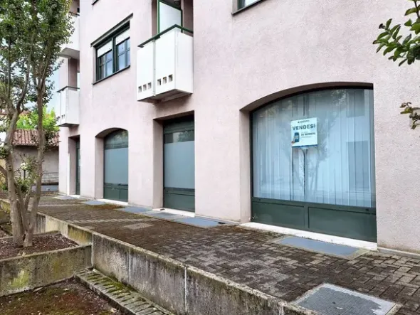 #23907 Ufficio al piano terra con cantina in complesso condominiale
