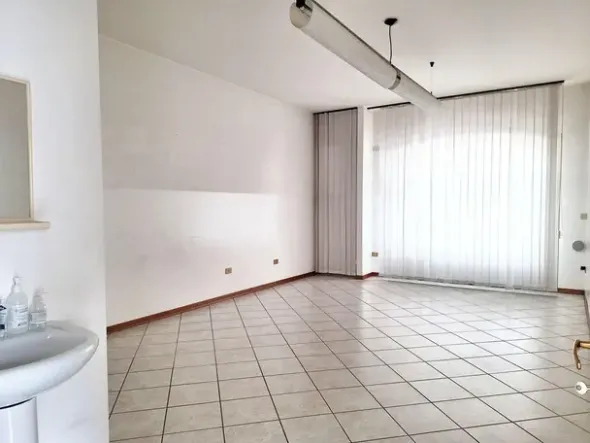 #23907 Ufficio al piano terra con cantina in complesso condominiale