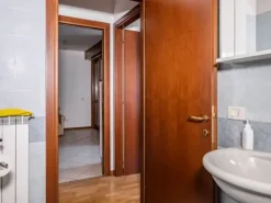 #22447 Ufficio al piano terra rialzato con posto auto