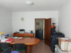 #15171 Ufficio con due posti auto e deposito