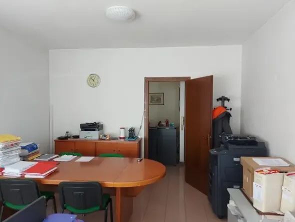 #15171 Ufficio con due posti auto e deposito