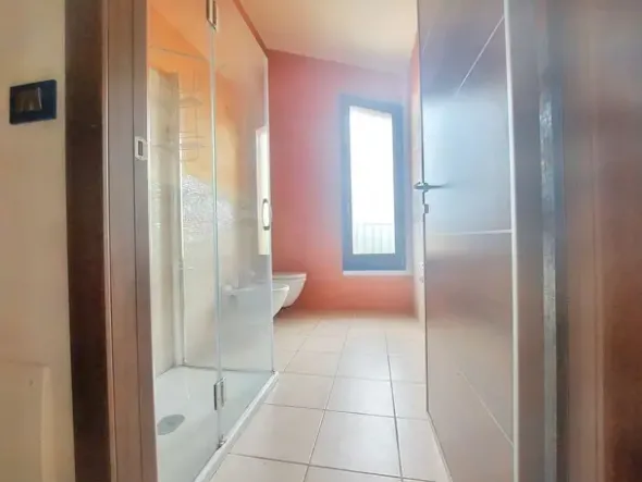 #20737 Ufficio con garage in edificio residenziale