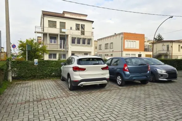 #24651 Ufficio e posto auto in edificio polifunzionale