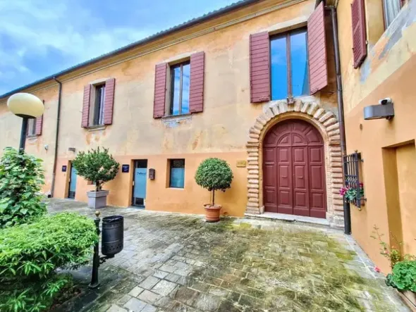 #2515025 Ufficio in palazzo storico con box auto