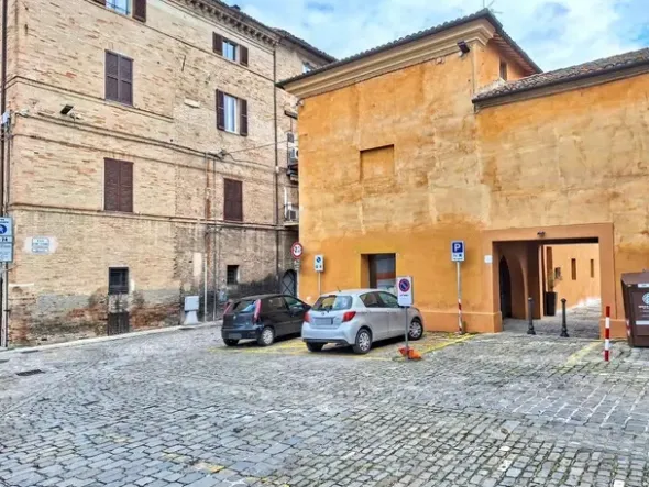 #2515025 Ufficio in palazzo storico con box auto