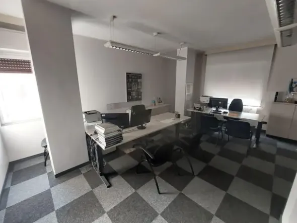 #25898 Ufficio in zona semicentrale con box auto e cantina