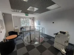 #25898 Ufficio in zona semicentrale con box auto e cantina