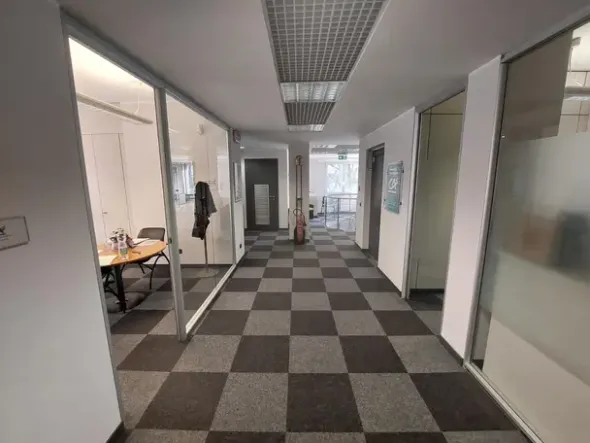 #25898 Ufficio in zona semicentrale con box auto e cantina