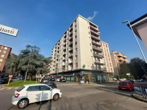 #25898 Ufficio in zona semicentrale con box auto e cantina