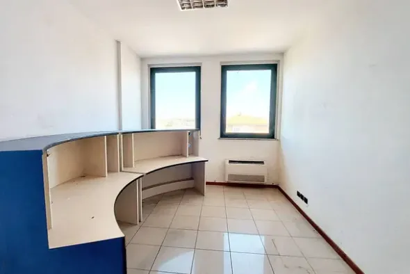 #24349 Ufficio piano sesto in zona semicentrale