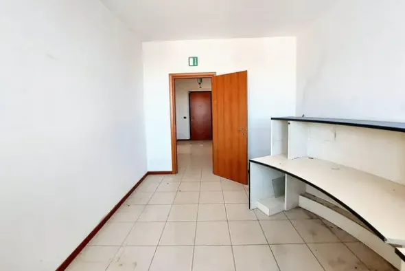 #24349 Ufficio piano sesto in zona semicentrale