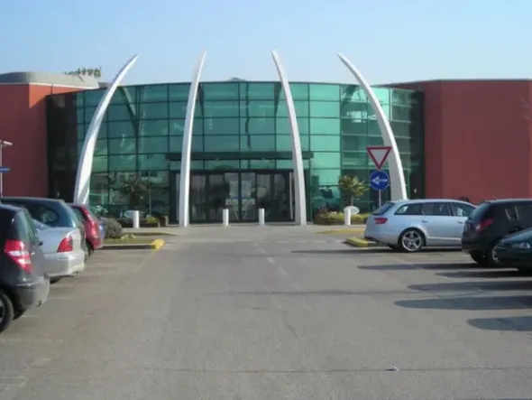 #1653 Ufficio (sub 79) al piano primo di centro commerciale