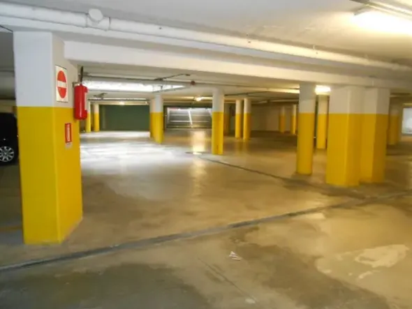 #20592 Un ufficio e diciannove posti auto