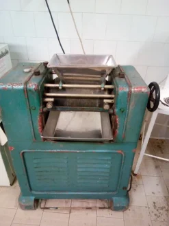 Vari macchinari per laboratorio pasticceria