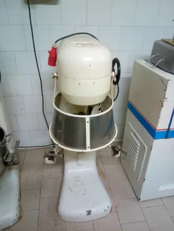 Vari macchinari per laboratorio pasticceria