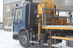 Volvo con gru